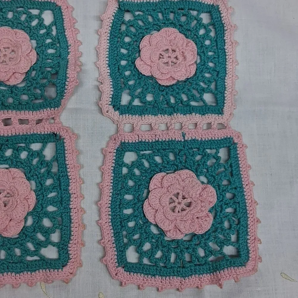 Vintage Crocheted Rosettes mat,& 4 More Rosette Pcs.